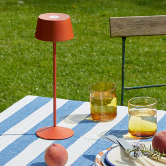 Scoon rechargeable table lamp in rust